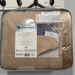 Down alternative blanket